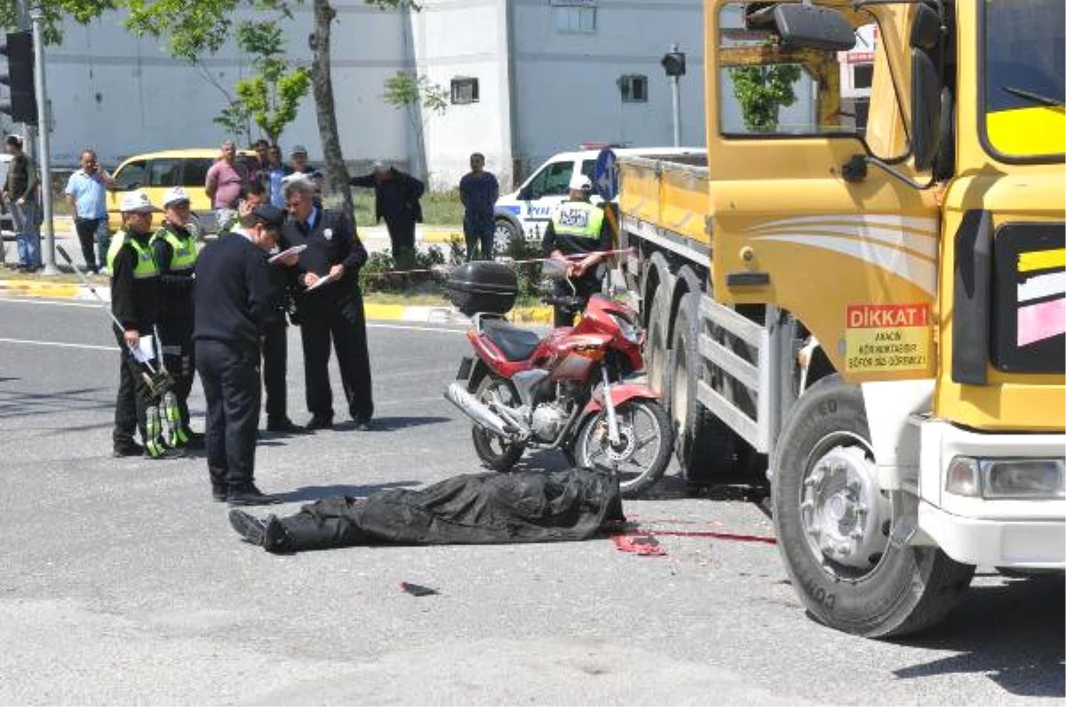 Kamyona Çarpan Motosikletli Öldü
