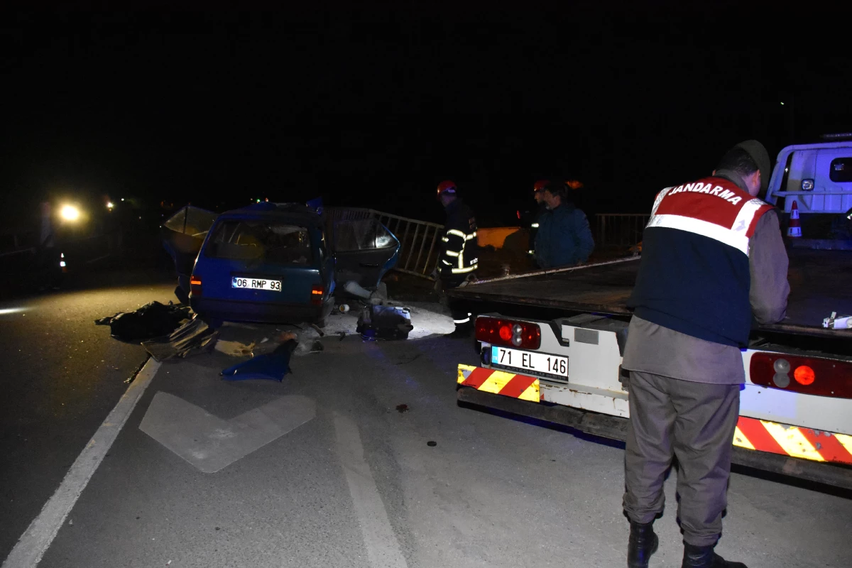 Kırıkkale\'de Otomobil Bariyerlere Çarptı: 3 Ölü, 1 Yaralı