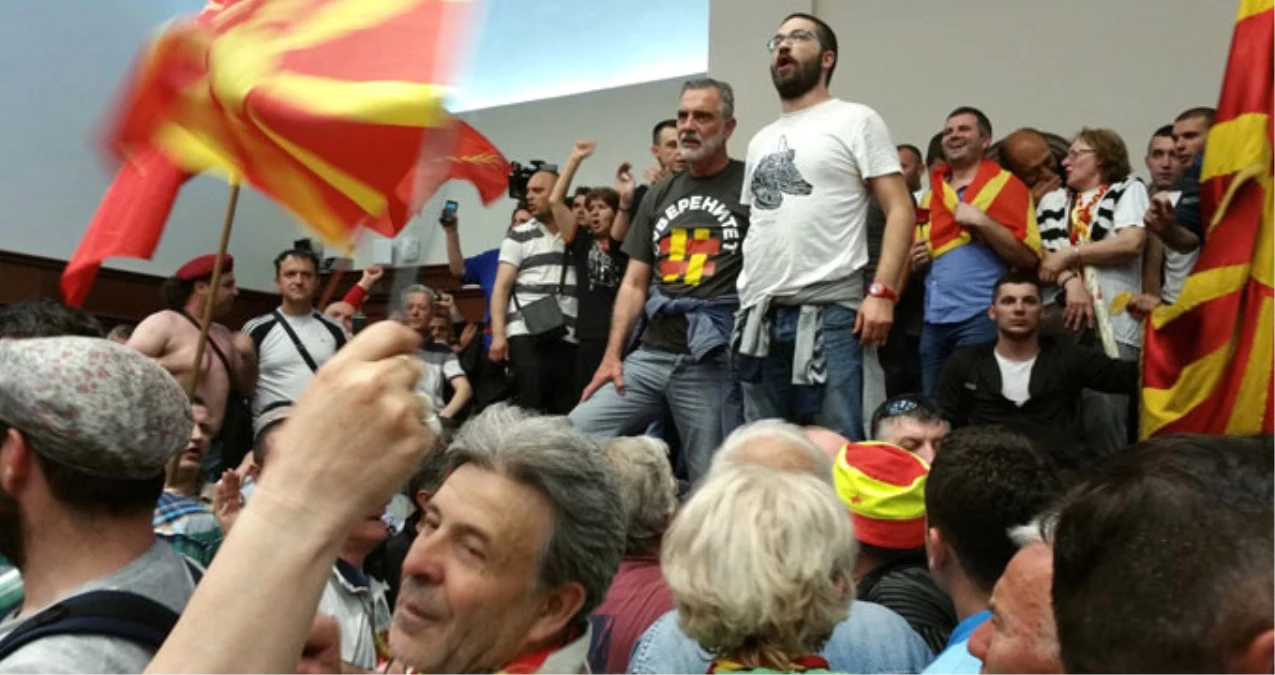 Makedonya\'da Meclisi Basan Protestocular Milletvekillerini Rehin Aldı