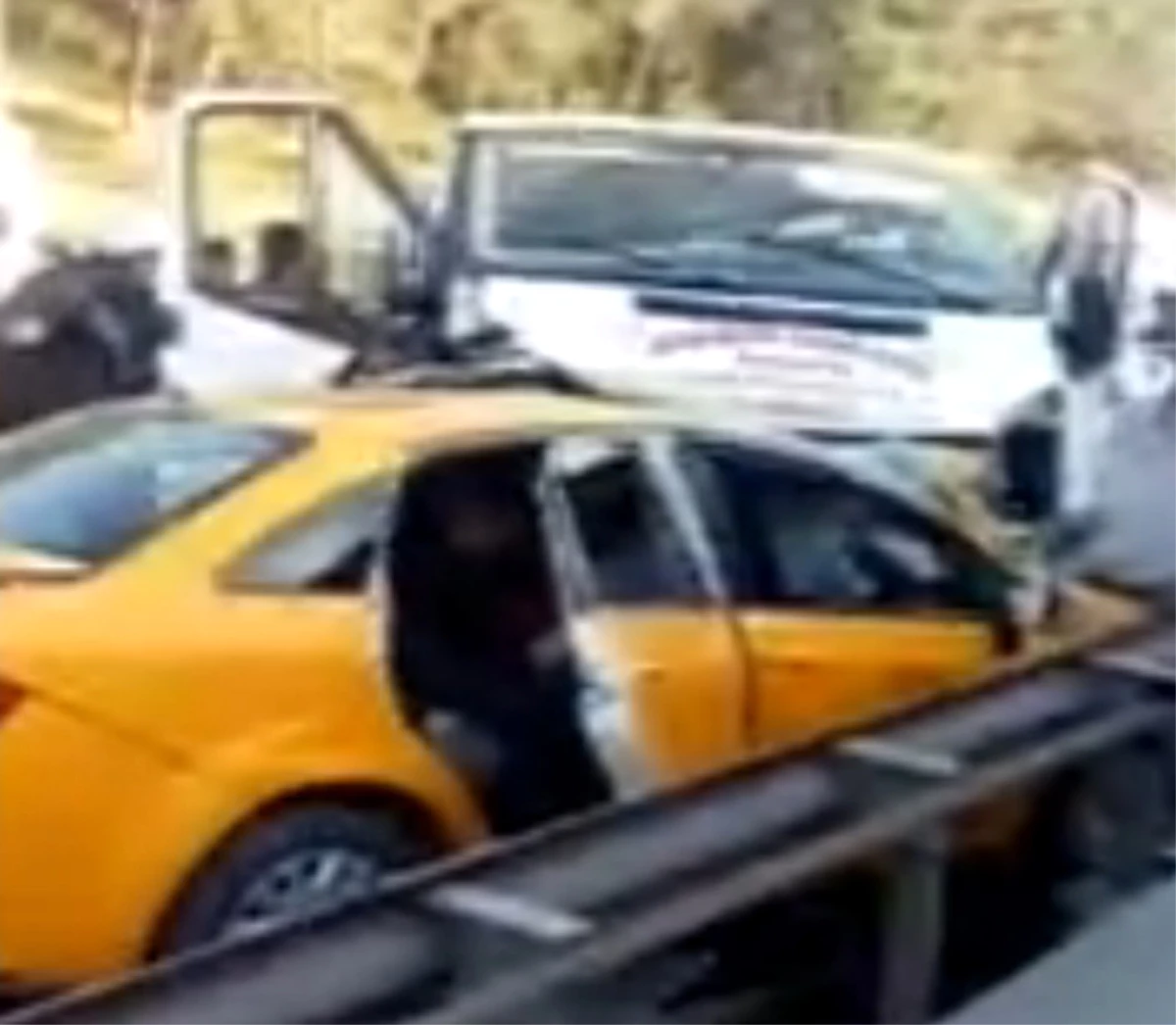 Minibüsle Taksi Çarpıştı: 2 Ölü, 3 Yaralı