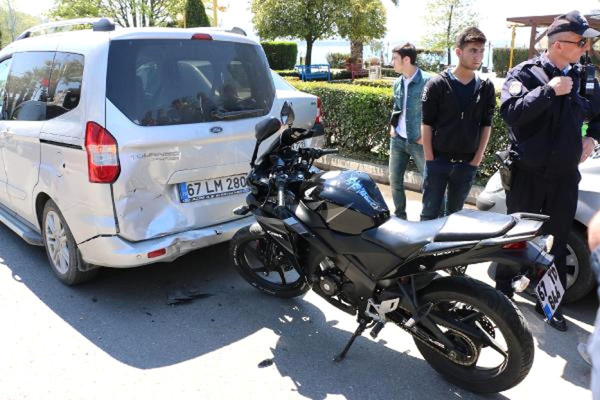 Motosiklet Kamyonete Çarptı: 2 Yaralı