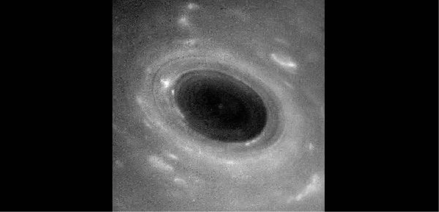 Nasa, Satürn\'ün Halkalarının En Yakın Fotoğraflarını Çekti