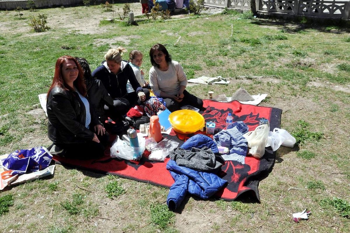 Öğrenciler Sınavda Ter Dökerken Aileler Piknik Yaptı