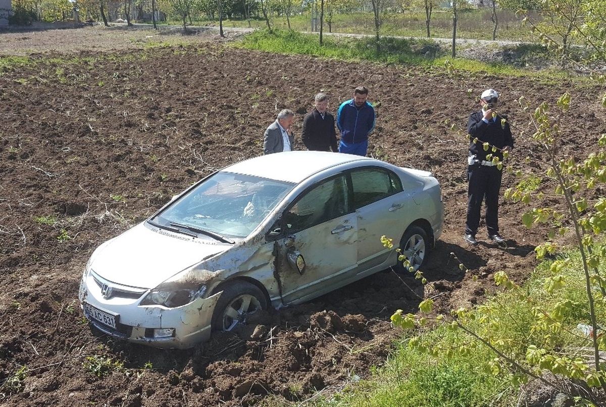 Otomobil Tarlaya Uçtu: 1 Yaralı