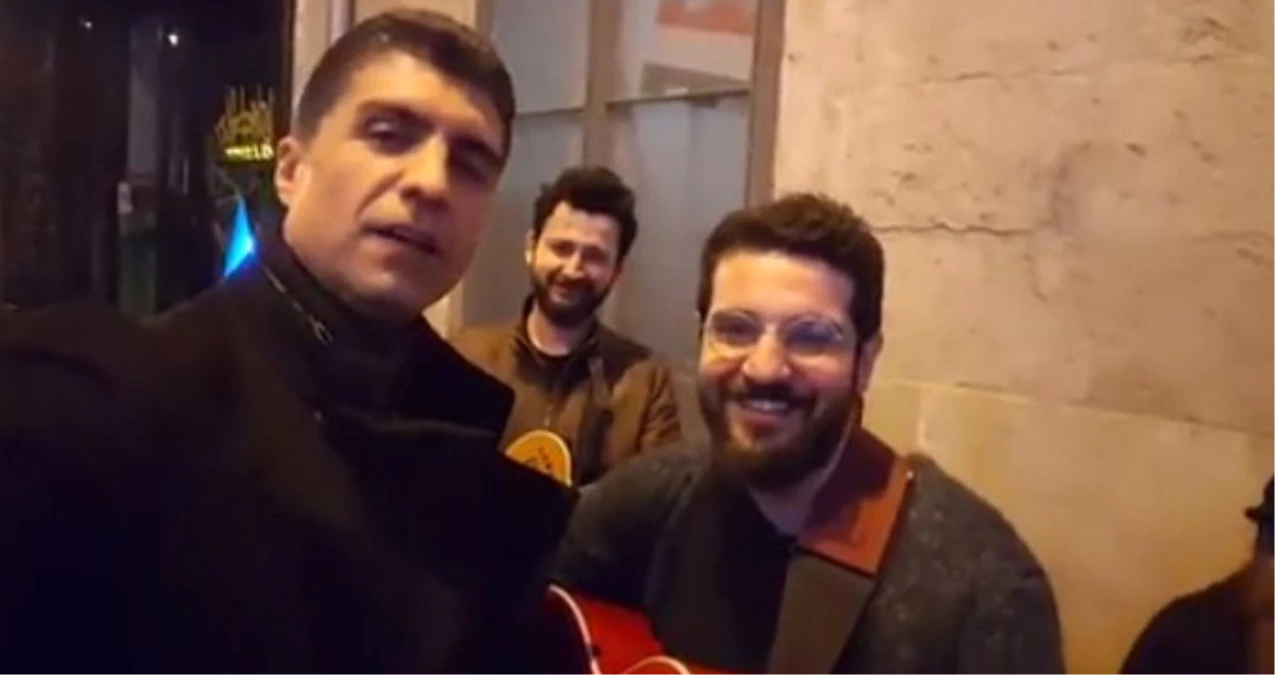 Özcan Deniz Sokak Müzisyenleriyle Mini Konser Verip Instagram\'da Paylaştı