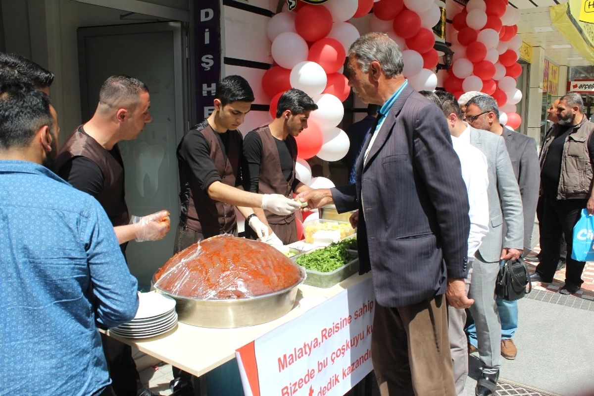 Referandumdan \'Evet\' Çıkmasını Çiğköfte Dağıtarak Kutladı