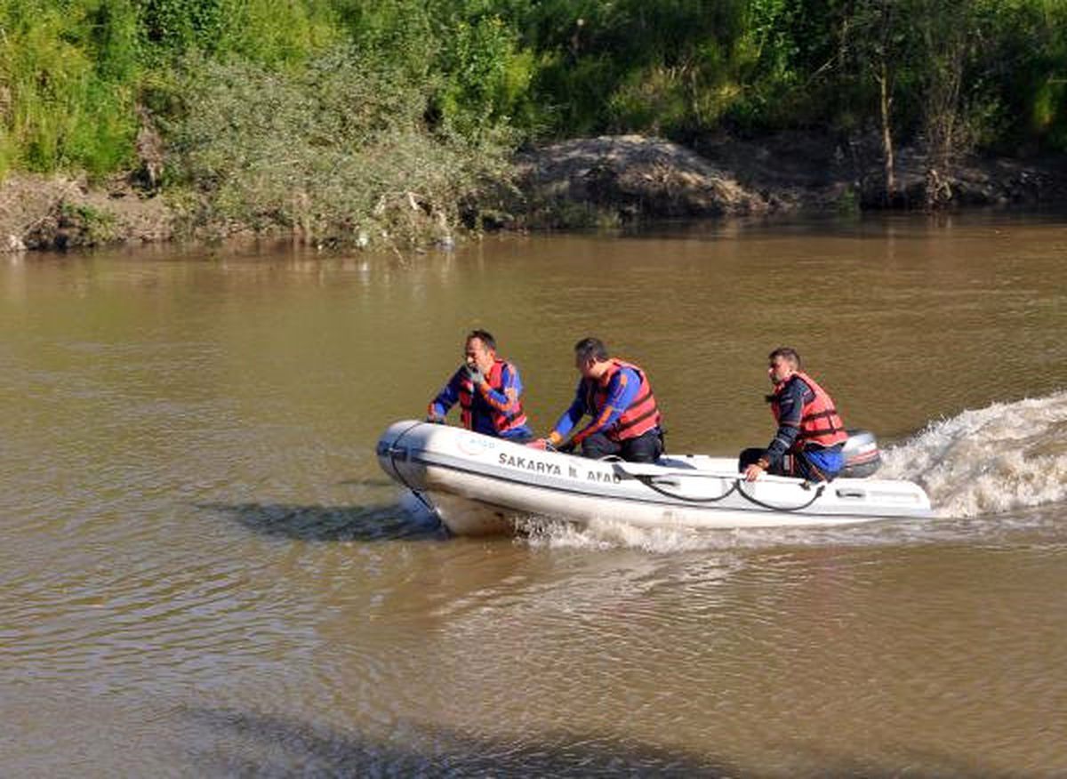 Sakarya Nehri\'ne Düşen Genç Kayboldu