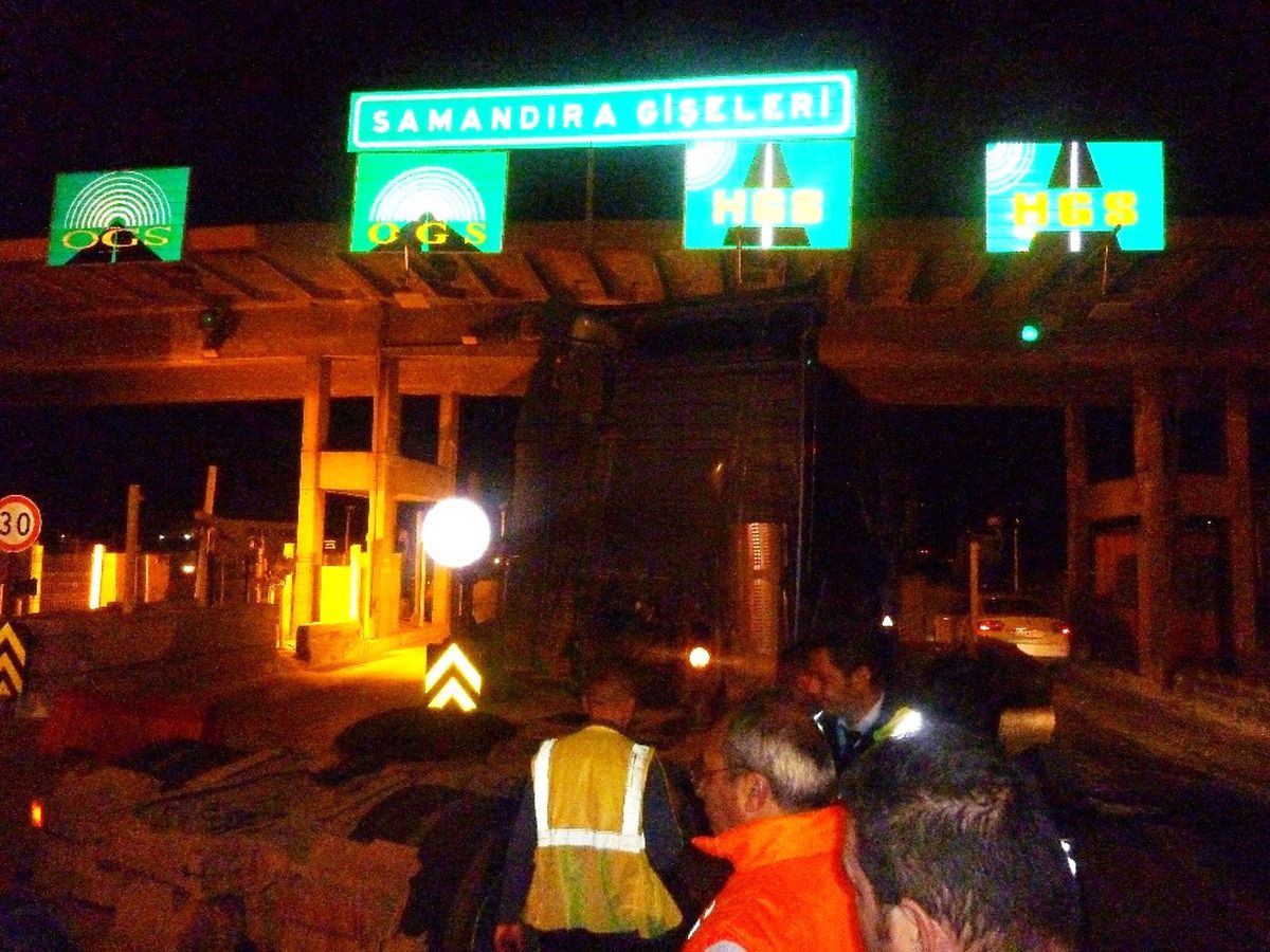 Samandıra\'da Otoyol Gişelerine Tır Çarptı: 1 Yaralı