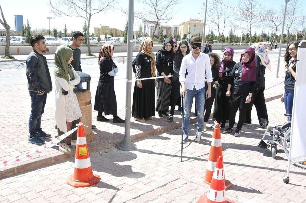 Selçuk Üniversitesi\'nde Engeller Empati Yolu ile Aşılıyor