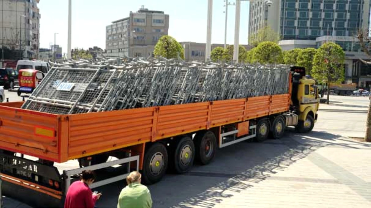 Taksim\'de 1 Mayıs İçin Güvenlik Hazırlıkları Başladı! Kamyon Kamyon Demir Bariyer Geliyor