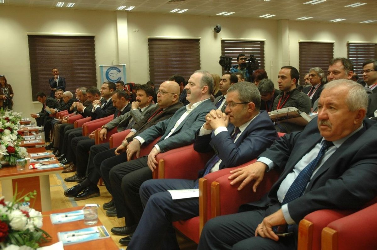 Türkiye\'nin Kamu Yönetimi Van\'da Tartışılıyor