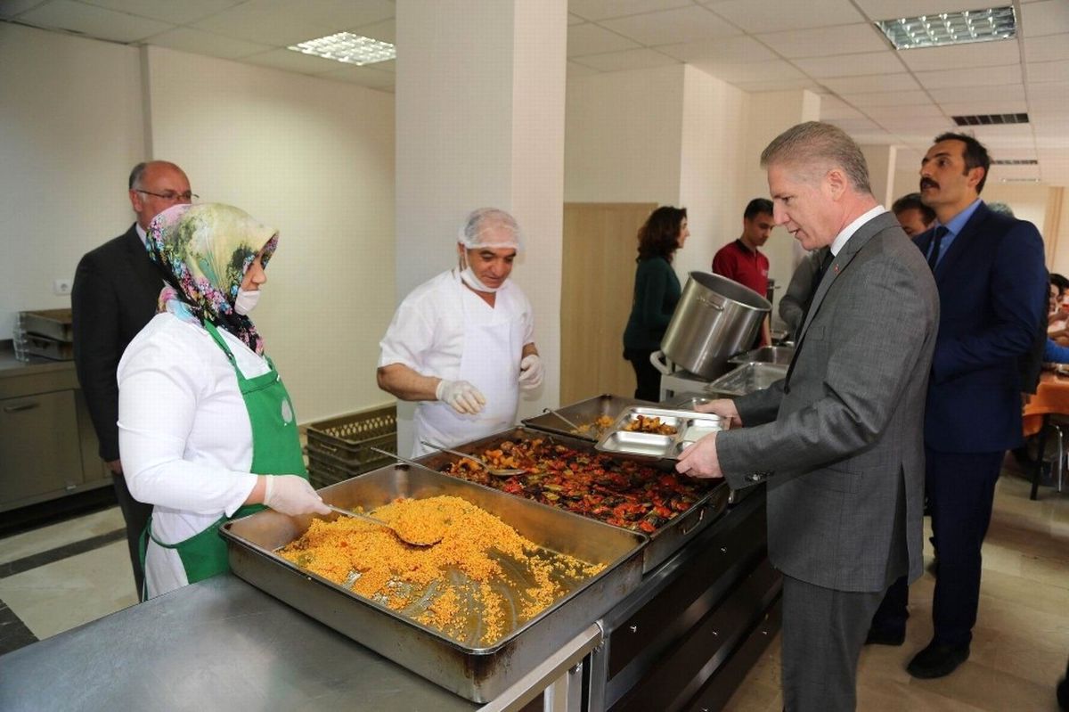 Vali Gül\'den, Okullara Ziyaret