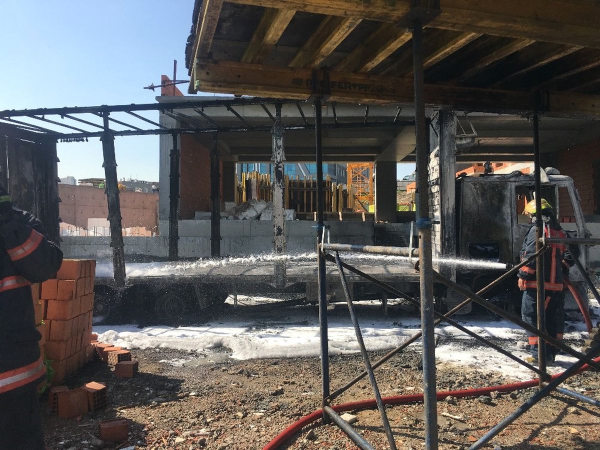 Yanar mı Yanmaz Mı\' Şakası Strafor Dolu Kamyonu Kül Etti