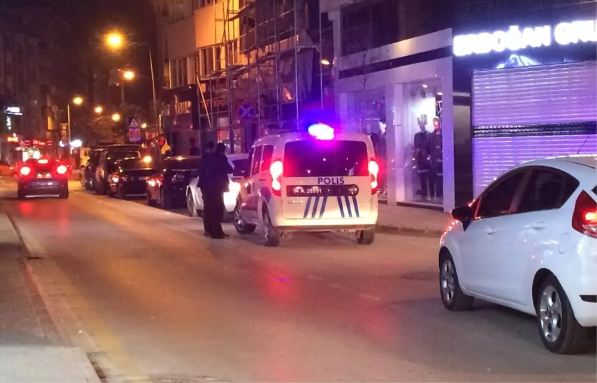 Yıllar Önce Annesini Terk Eden Babasını Bıçakladı