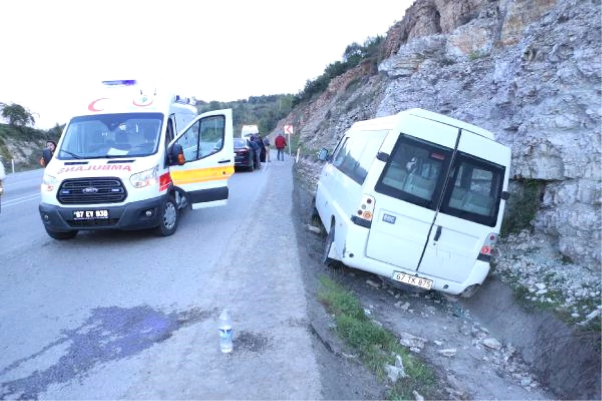 Zonguldak\'ta İşçi Servisi Kaza Yaptı: 8 Yaralı