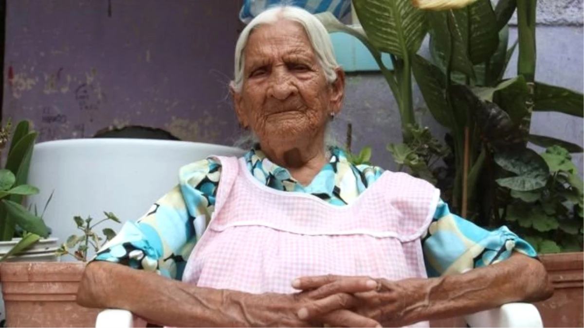 116 Yaşındaki Kadına \'Çok Yaşlı\' Diye Banka Kartı Çıkarmadılar