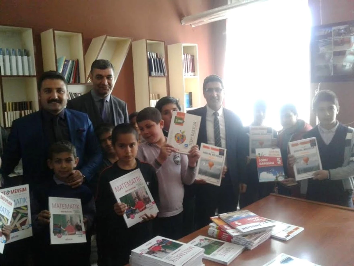 Ağrı\'da Köy Okullarına Kitap Kampanyası Düzenlendi