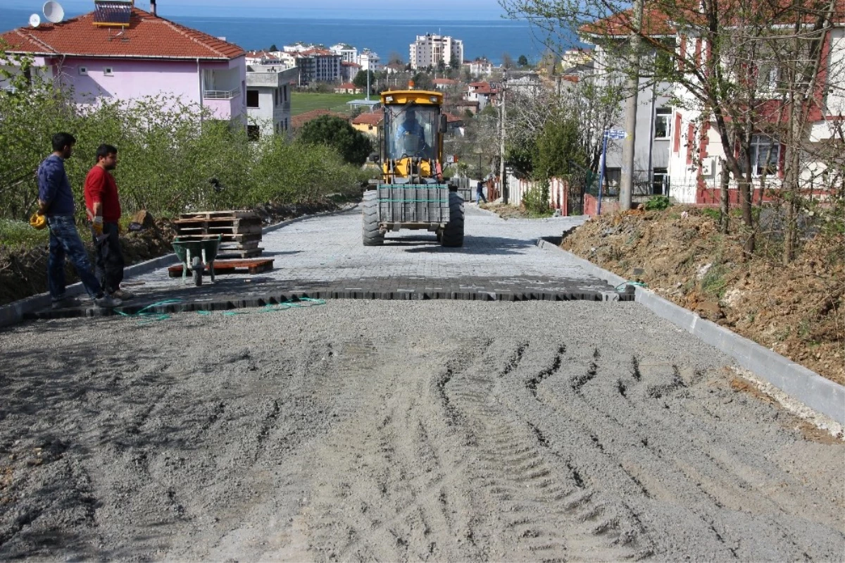 Akseki\'de Mahallelere Kilit Parke Taşı Döşeniyor