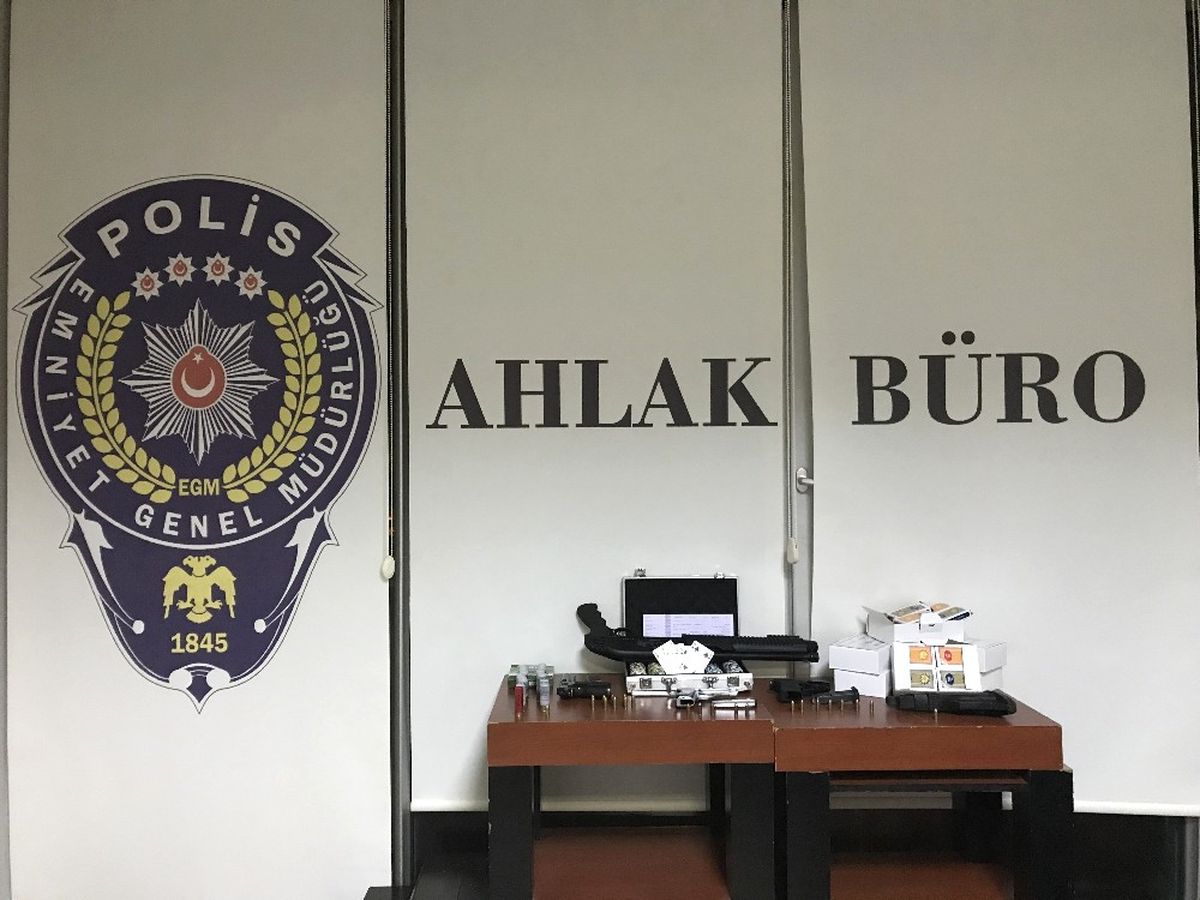 Antalya\'da Kumar Oynatılan Dernekte Silahlar Bulundu