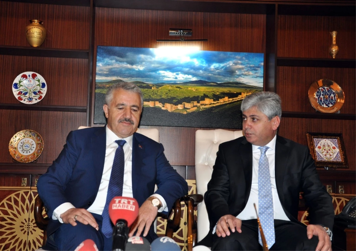 Bakü-Tiflis-Kars Demiryolu Hattı Haziranda Hizmete Girecek"