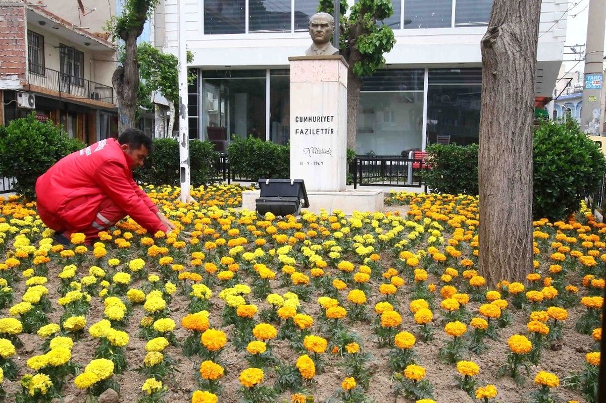 Bayraklı\'da Parklar Pırıl Pırıl