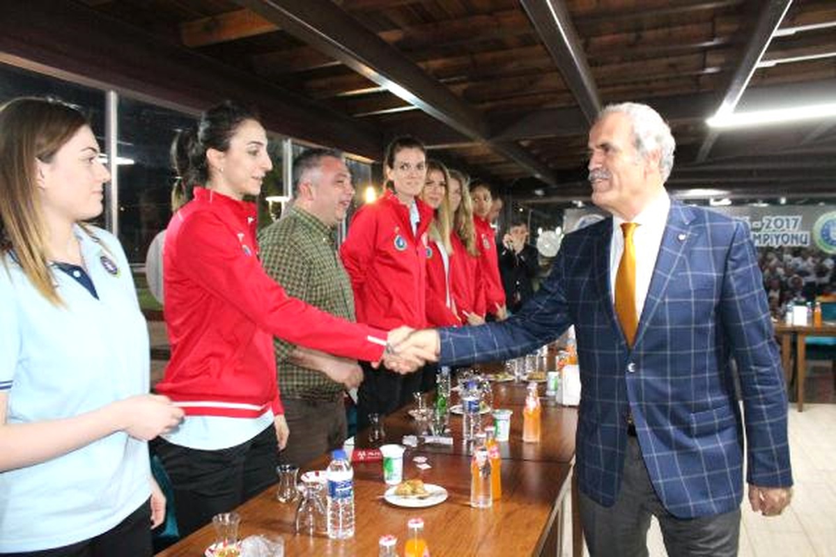 Bursa Büyükşehir Belediyesporlu Voleybolculara Şampiyonluk Yemeği