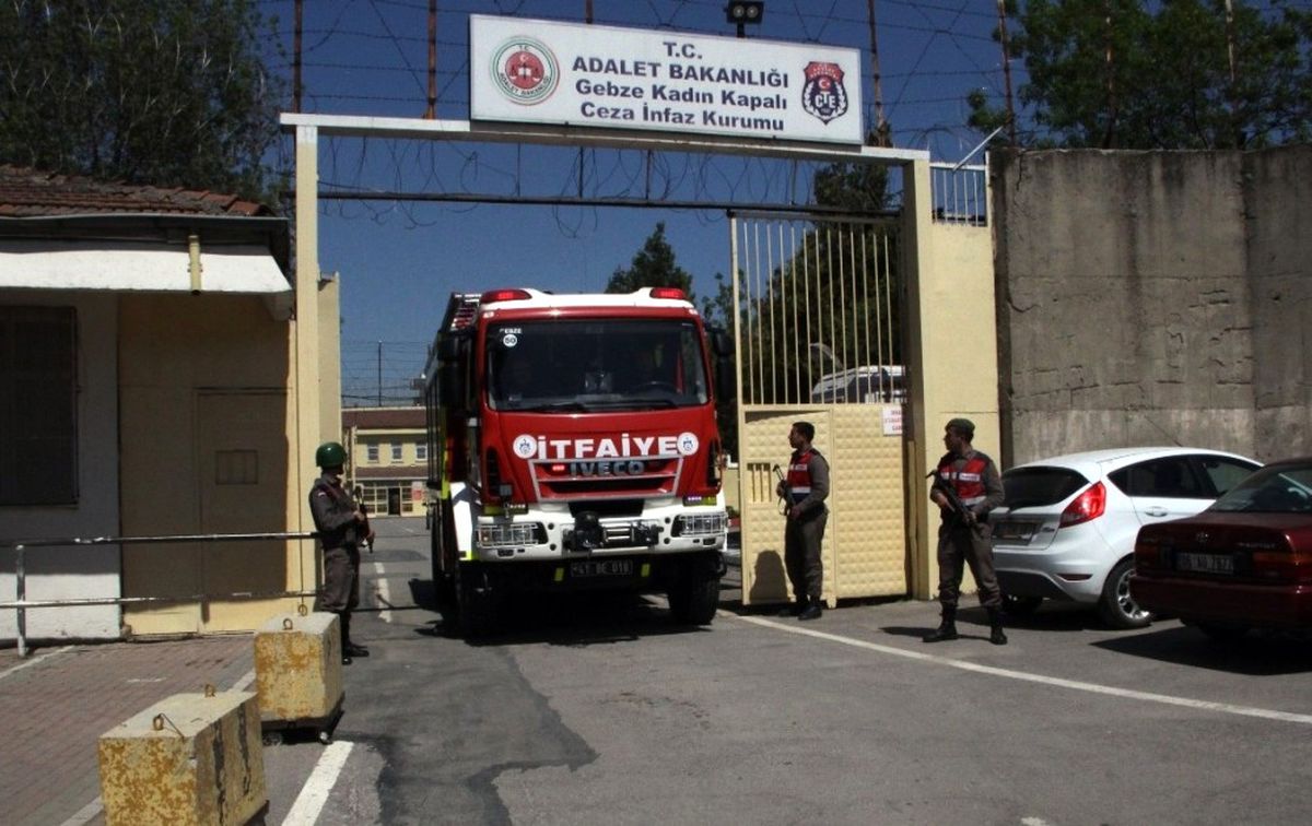 Cezaevinde Çıkan Yangın İtfaiye Ekiplerince Söndürüldü