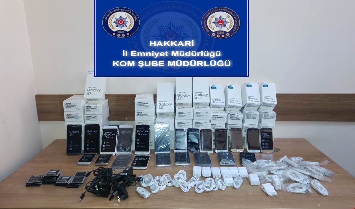 Hakkari\'de 62 Kaçak Cep Telefonu Ele Geçirildi