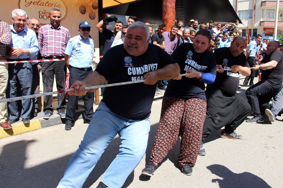 Halat Çekme Yarışmasında Ter Döktüler