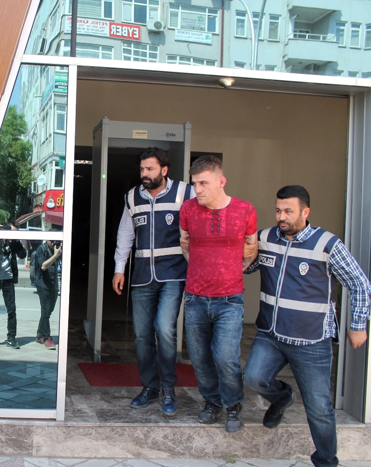 Hırdavatçı Dükkanından 200 Bin TL\'lik Malzeme Çalan Şahıs Yakayı Ele Verdi