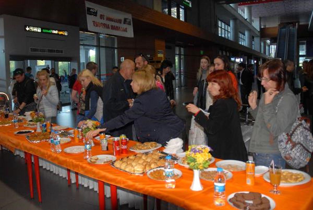 İlk Ukraynalı Kafile, Dalaman\'da Çiçeklerle Karşılandı