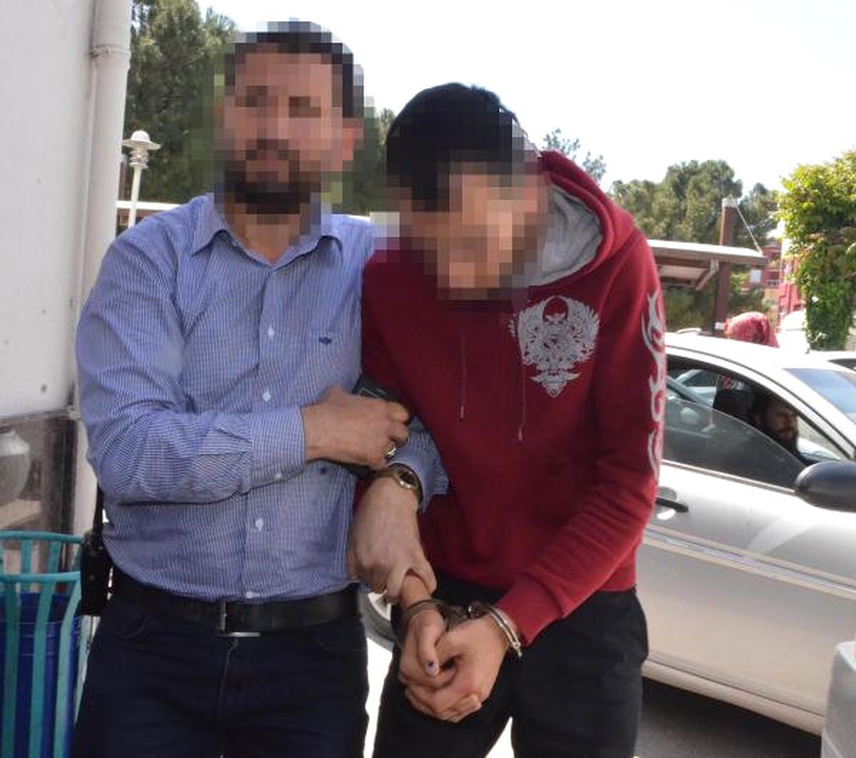İnternetten Eski Kıyafetlerini Satan Genç Kızı Kandırıp Tecavüz Etti