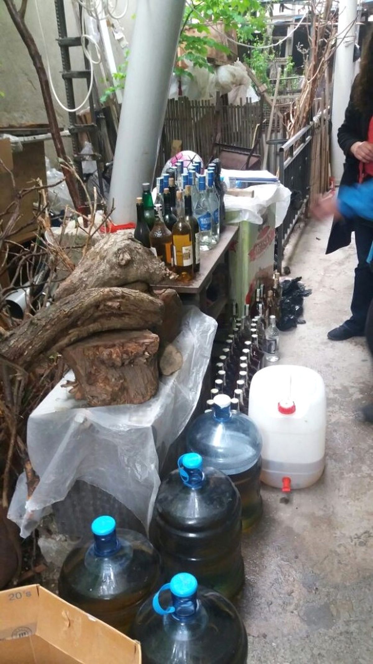 İzmir\'de 88 Şişe Kaçak, 250 Litre Sahte İçki Ele Geçirildi