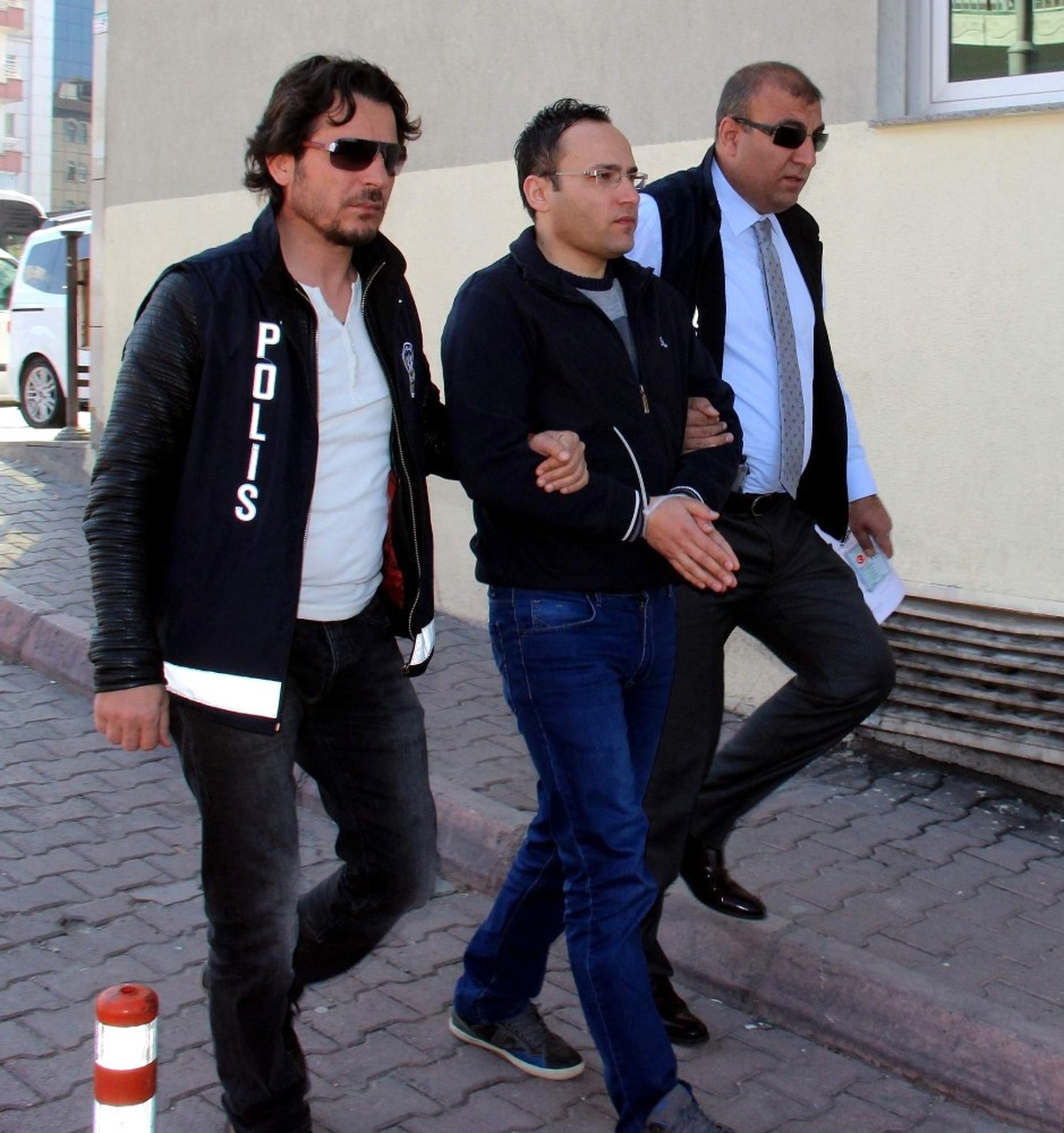Khk ile Kapatılan Kolejin 13 Öğretmeni Tutuklandı