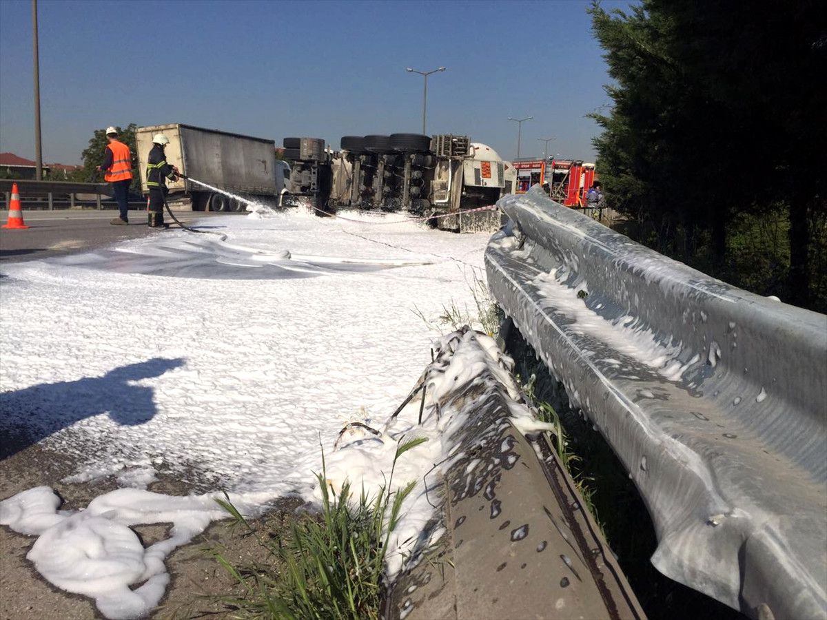 Kocaeli\'de Sıvı Oksijen Yüklü Tanker Devrildi: 1 Yaralı