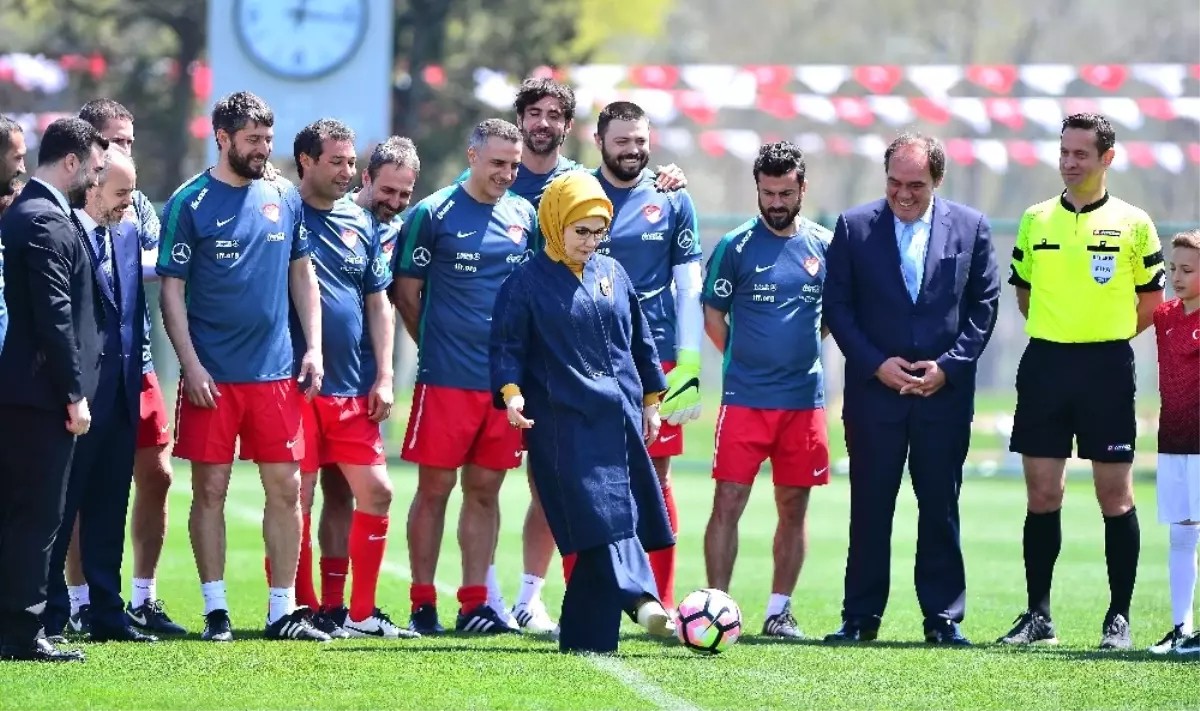 Maçın Başlama Vuruşu Emine Erdoğan\'dan