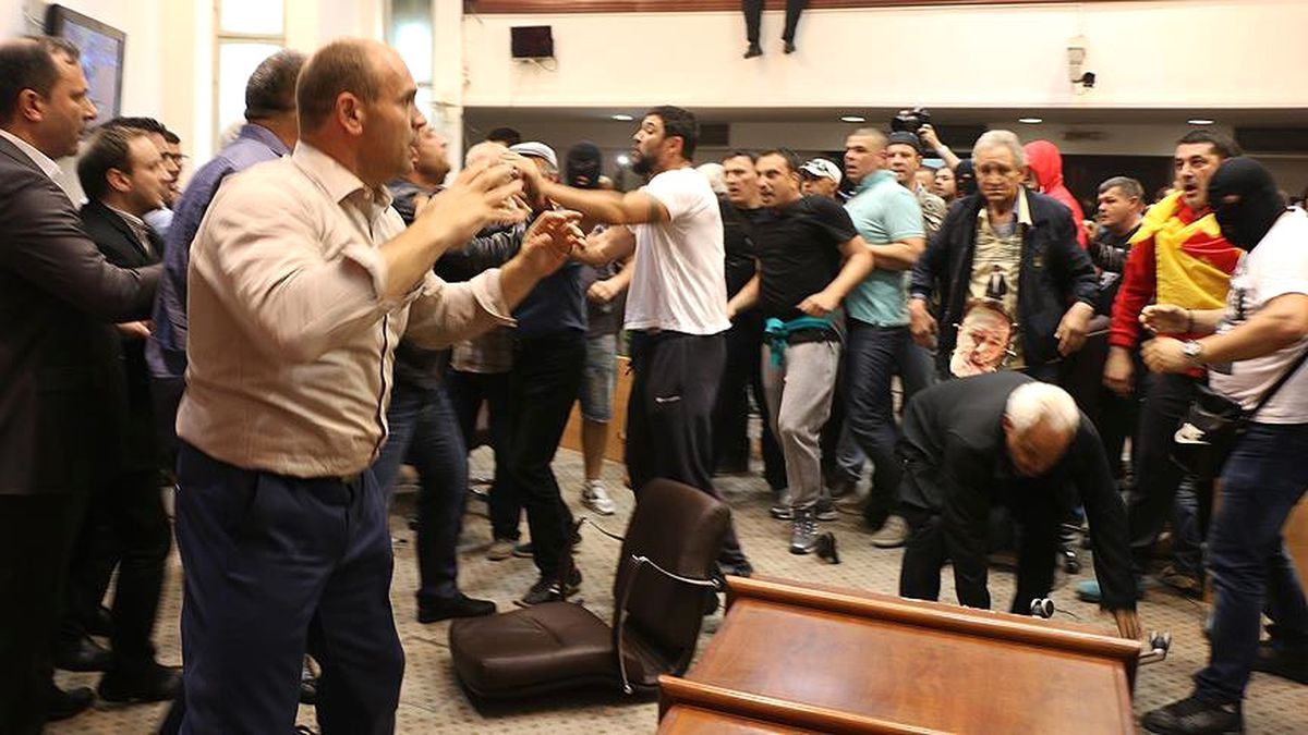 Makedonya Meclisindeki Gerginlik