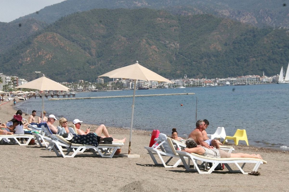 Marmaris\'te Sıcak Hava Plajları Hareketlendirdi