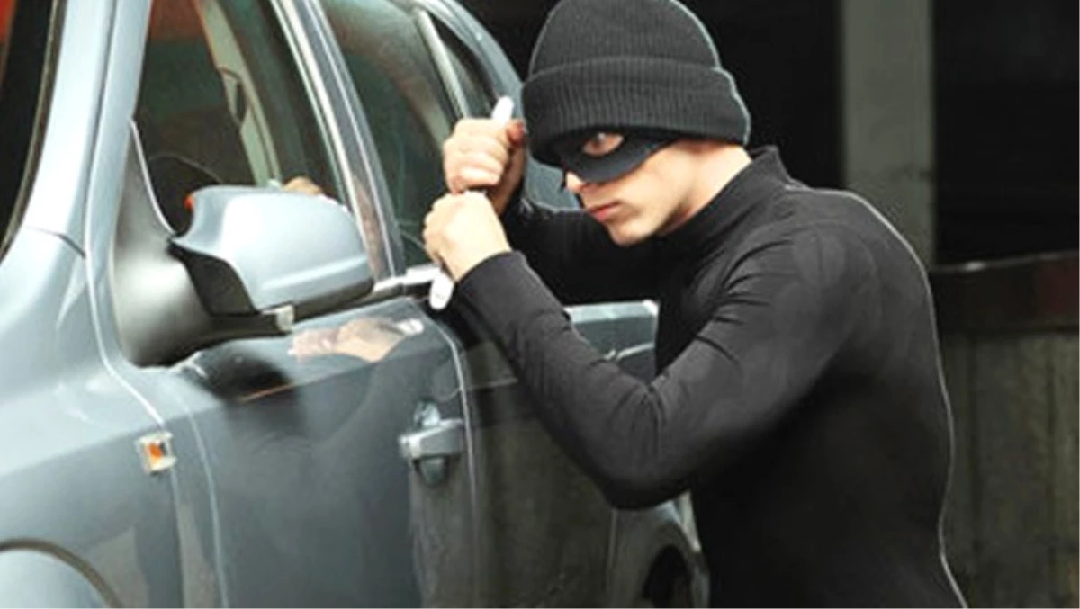 Maskeli Hırsız Eliyle Zorlayarak Kapısını Açtığı Otomobili Çaldı