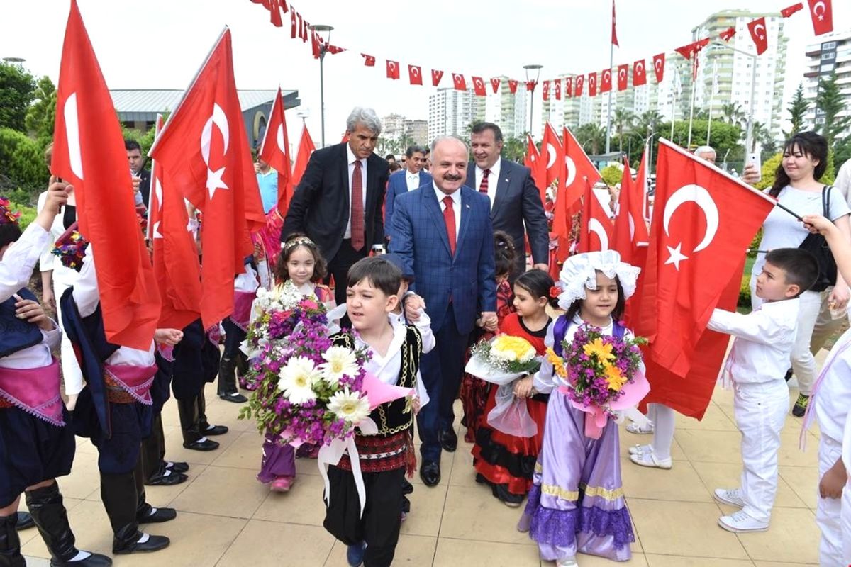Mersin\'de 23 Nisan 5 Gün Gecikmeli Kutlandı
