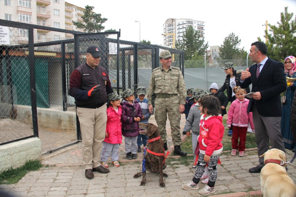 Minik Öğrencilerden Jandarmaya Ziyaret