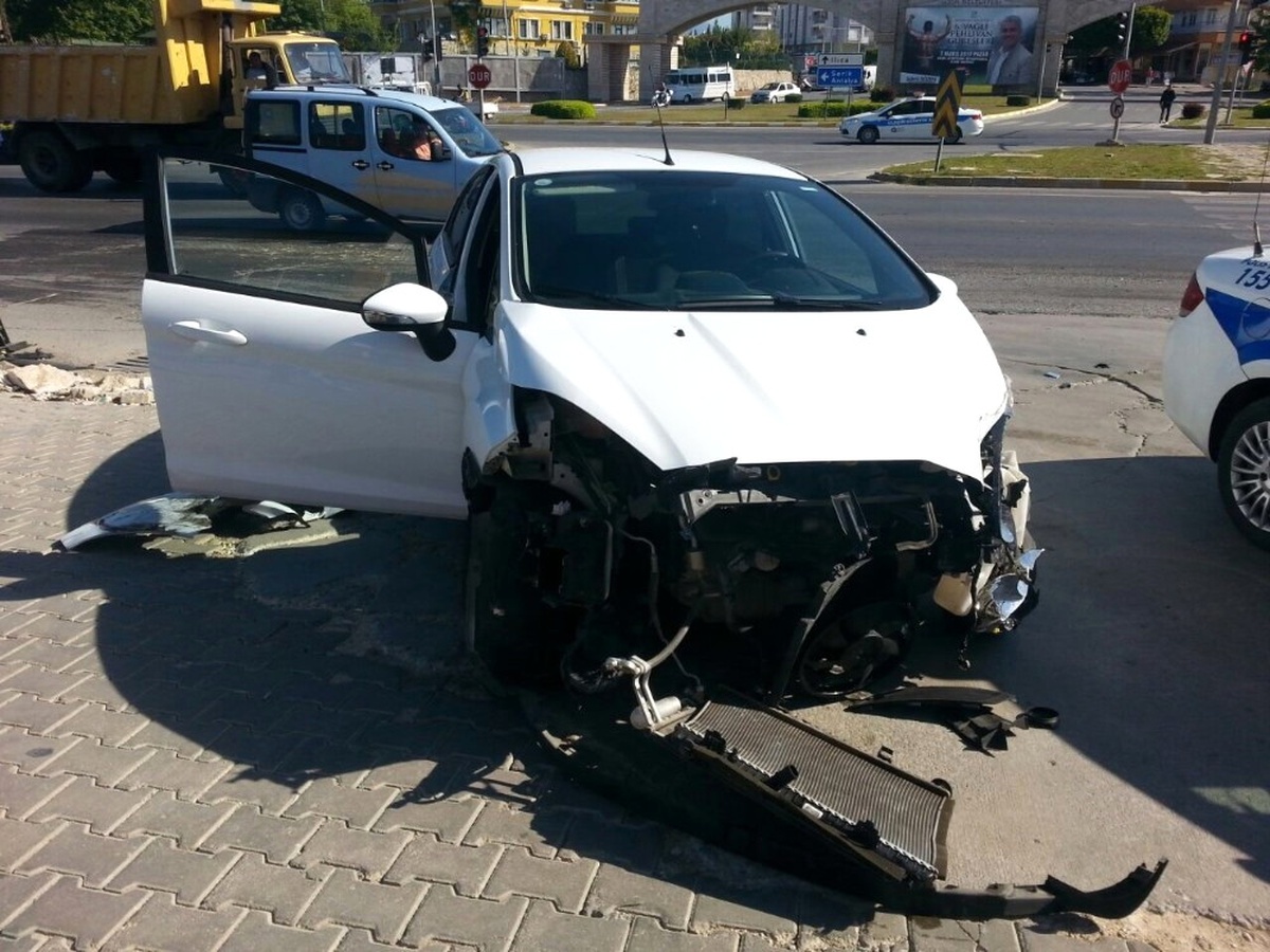 Öğrenci Servisi ile Otomobil Çarpıştı: 1 Yaralı