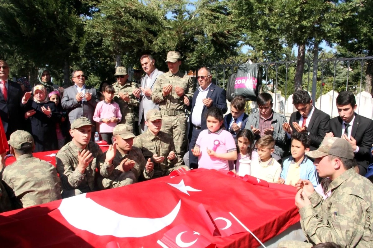 Öğrenciler, Okullarının İsmini Taşıyan Şehitlerin Kabrini Ziyaret Etti