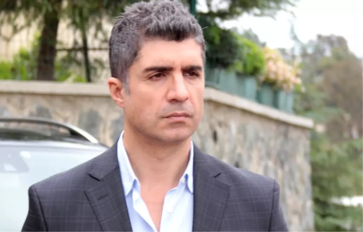 Özcan Deniz, Galata\'da Sokak Müzisyenleri ile Şarkı Söyledi