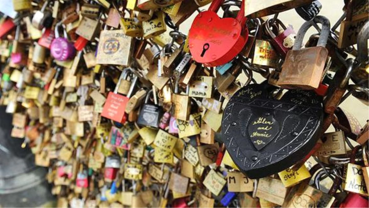 Paris Belediyesi "Aşk Kilitleri"Ni Satıp Sığınmacıları Doyuracak