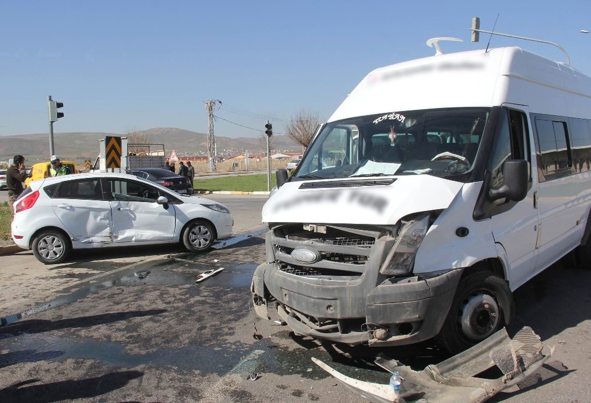 Sivas\'ta Zincirleme Trafik Kazası: 5 Yaralı