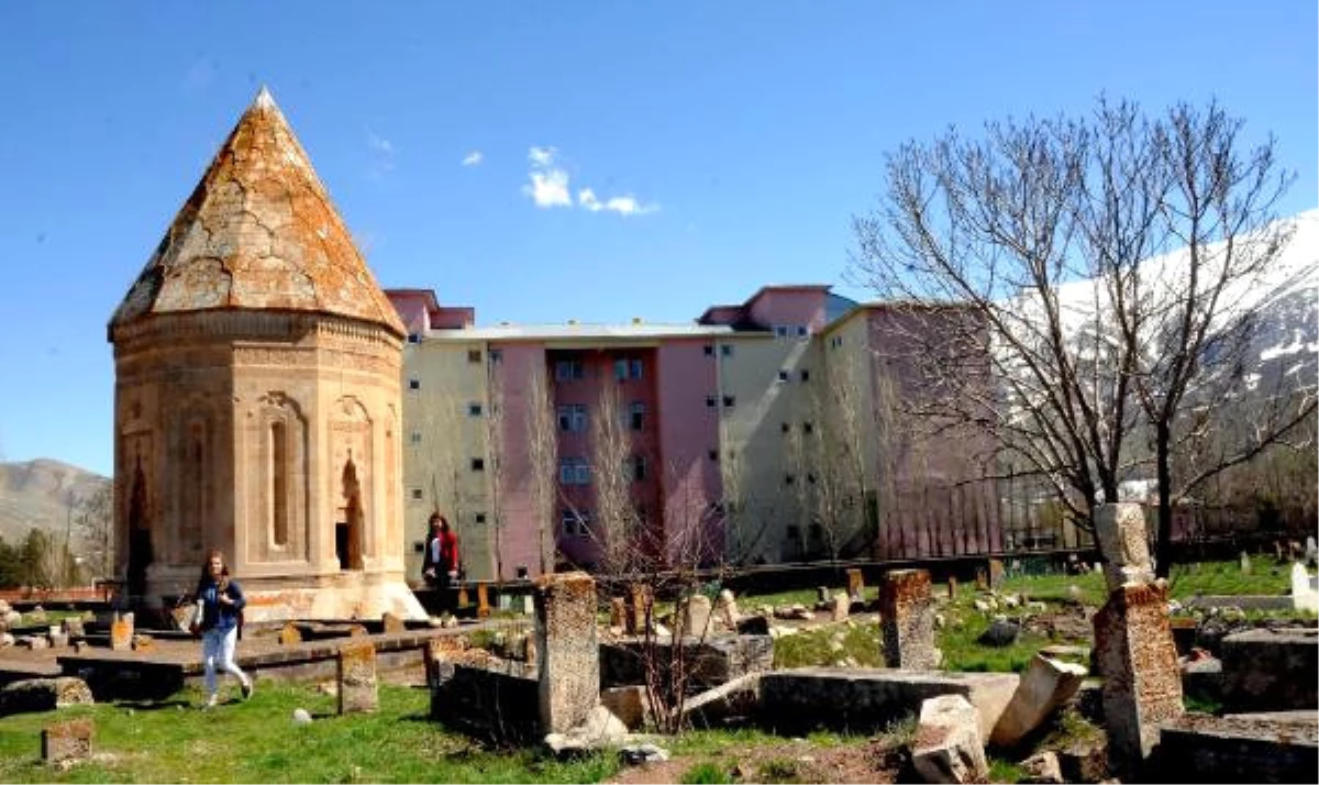 Tarihi Kümbetin Silüetini Bozan Yurt Halen Yıkılmadı