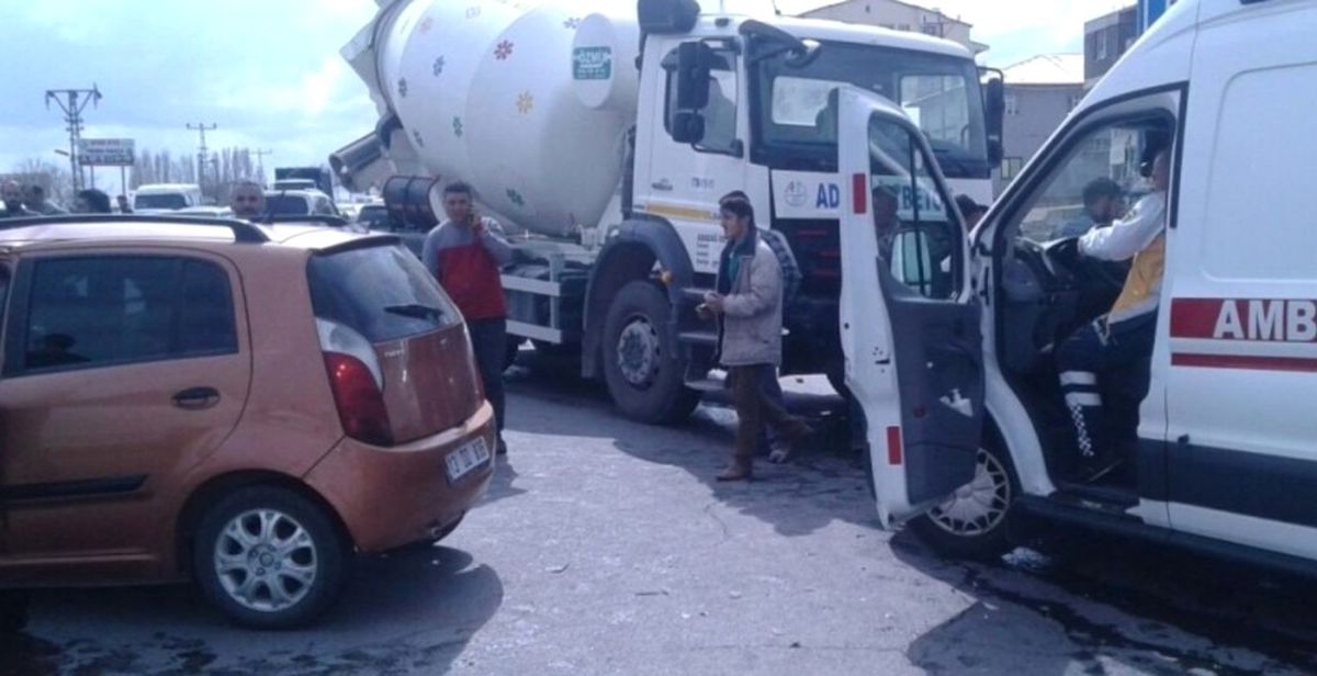 Tatvan\'da Trafik Kazası: 2 Yaralı