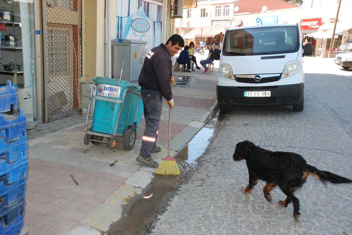 Temizlik İşçisi Bulduğu Cüzdanı Sahibine Teslim Etti