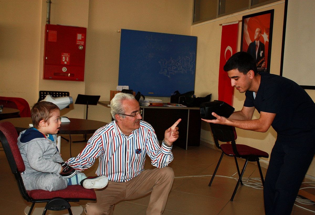Tınaztepe\'den Torbalı\'daki engellilere ücretsiz göz taraması